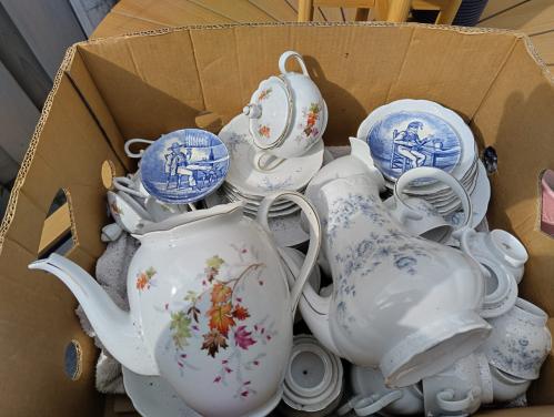 Bananendoos met servies