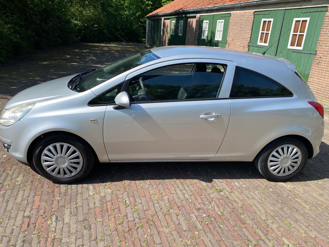 Opel corsa 1.2 3d netjes nap rijd goed