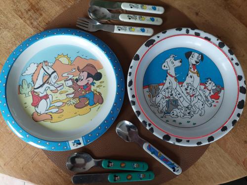 2 Disney borden met 1e bestek