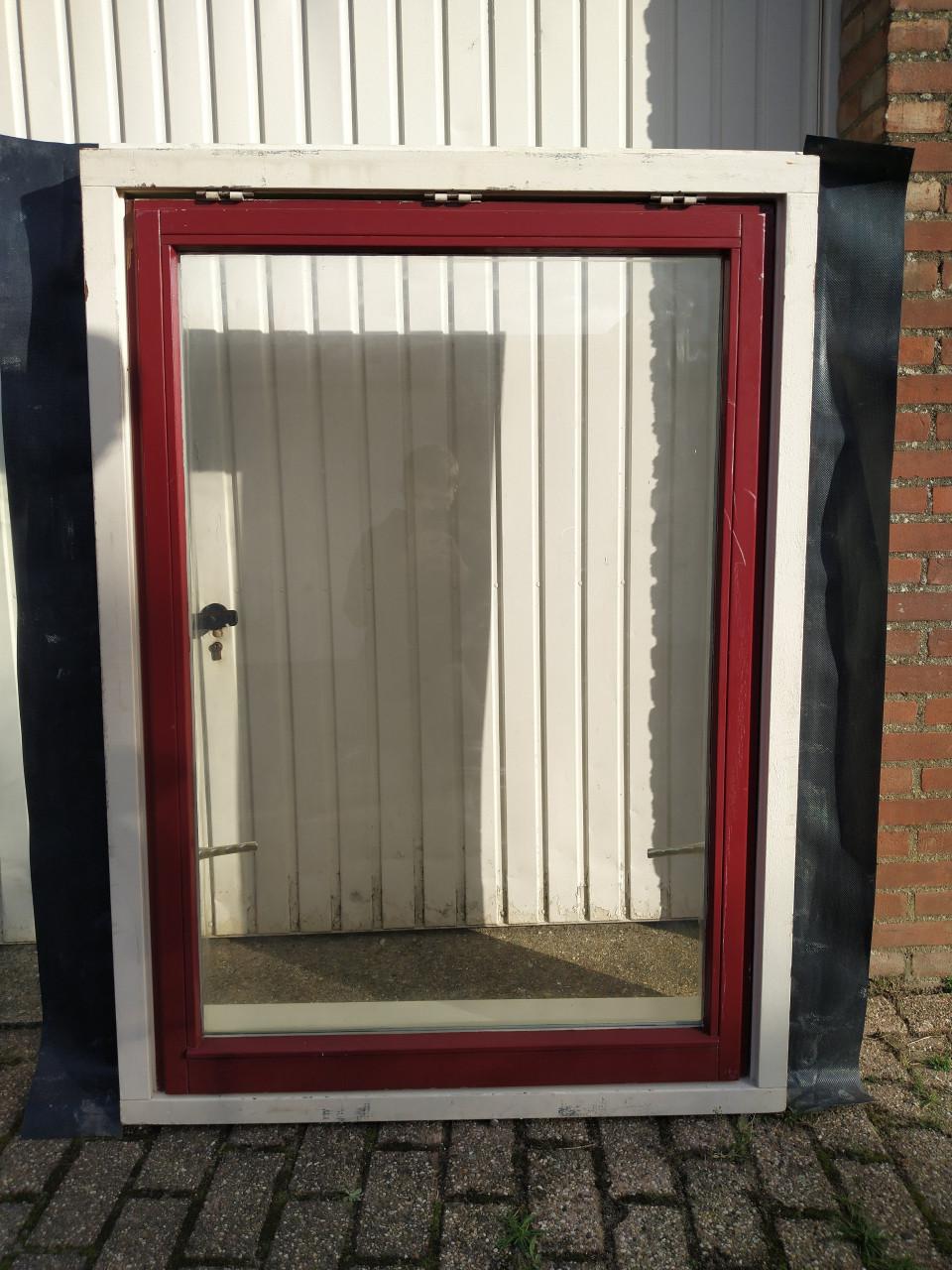 Hardhouten kozijn met openslaand raam