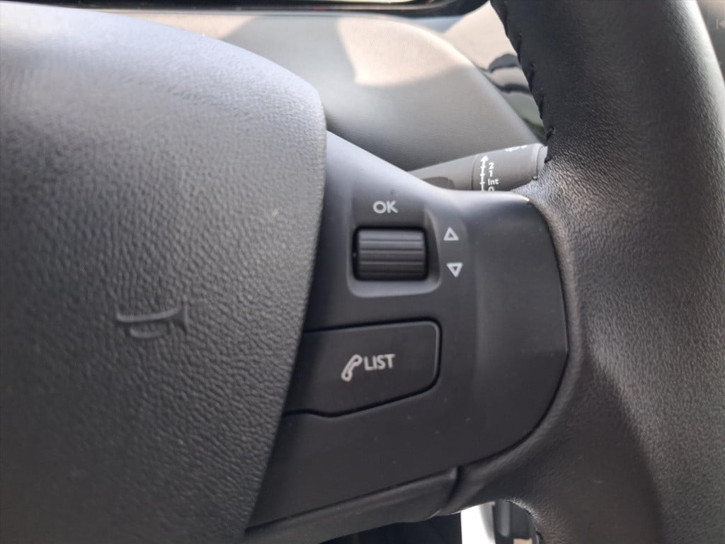 Peugeot 208 urban soul 1.2 pt-82pk 5d trekhaak | navigatie | airco | cruise