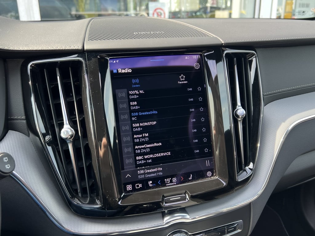 Volvo XC60 t6 340pk recharge r-design| luchtvering| panodak| adap.cruise| 3