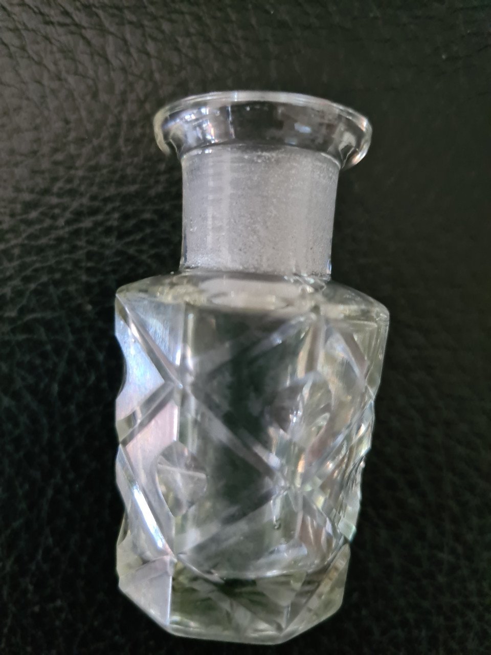 Oud karafje met geslepen stolpje Totale hoogte 8 cm