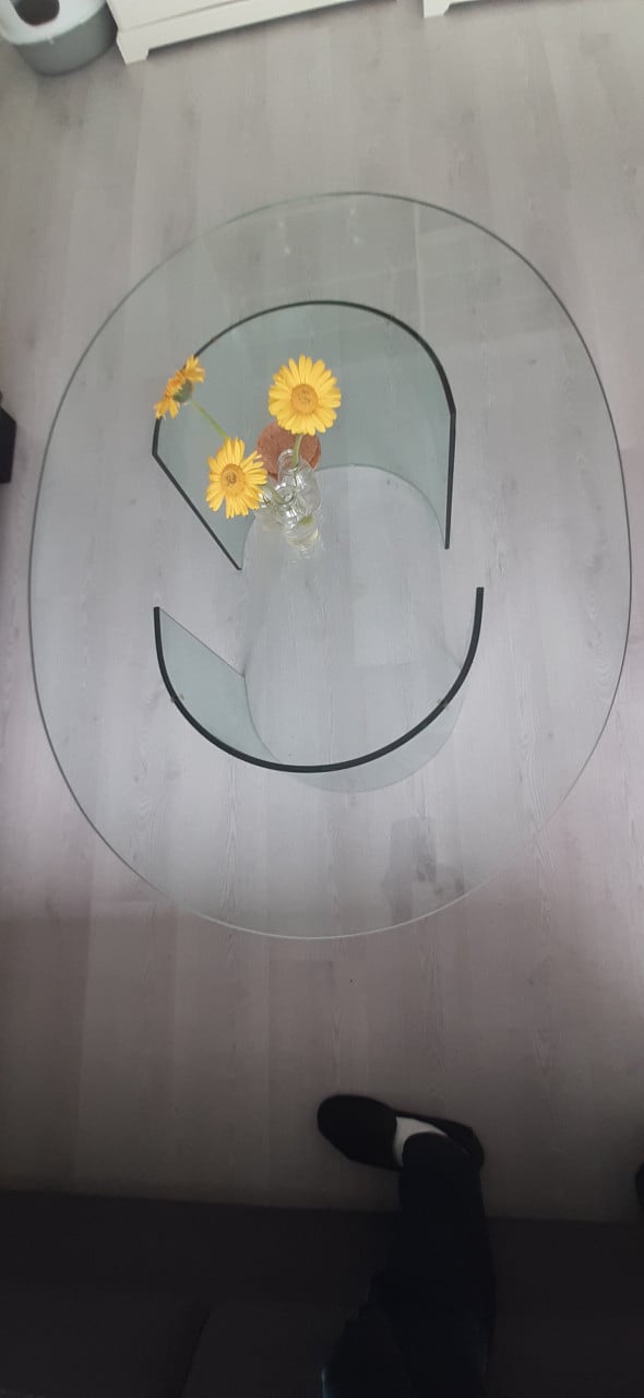 Ovalen glazen salontafel