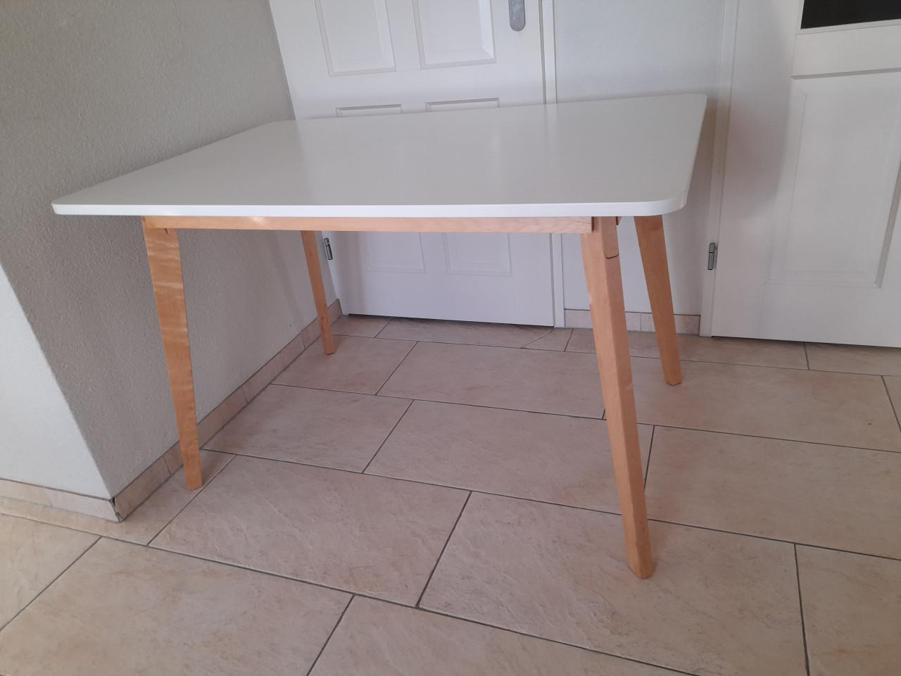 Leuke tafel  80 x 120 x 76H ( in goede staat )