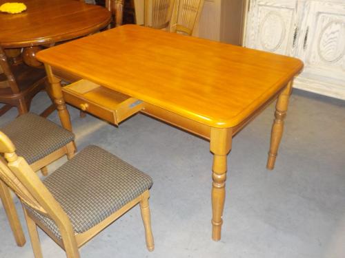Massief blank eiken tafel 138 x 84 cm met lade in zeer goede staat