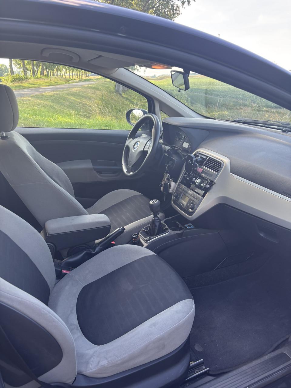 Zwarte fiat punto