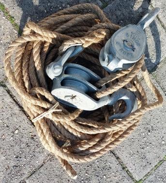 +/- 20 Meter Manilla touw ø 20 mm. + 2 Dubbele Katrollen