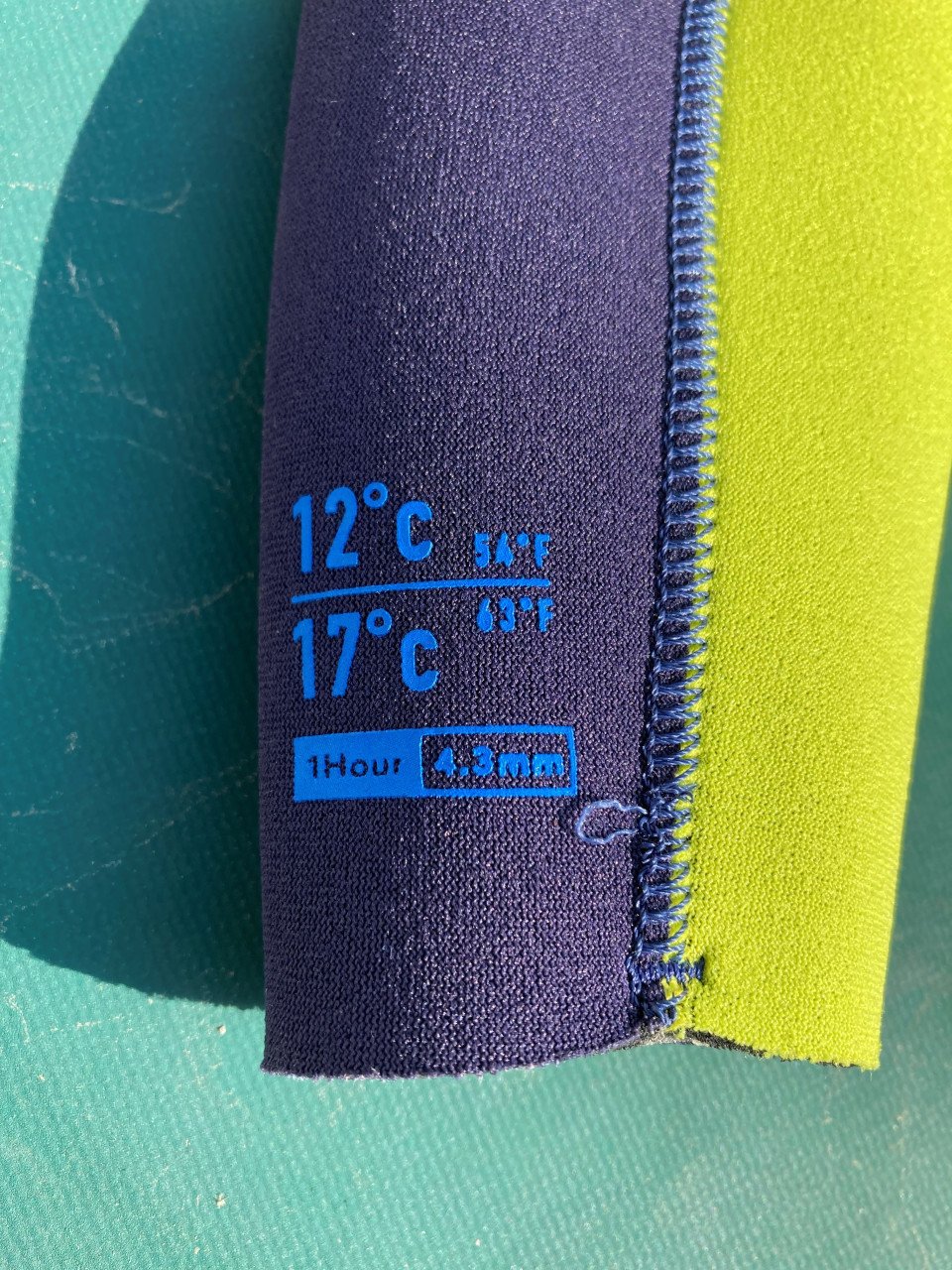 Twee kinderwetsuits