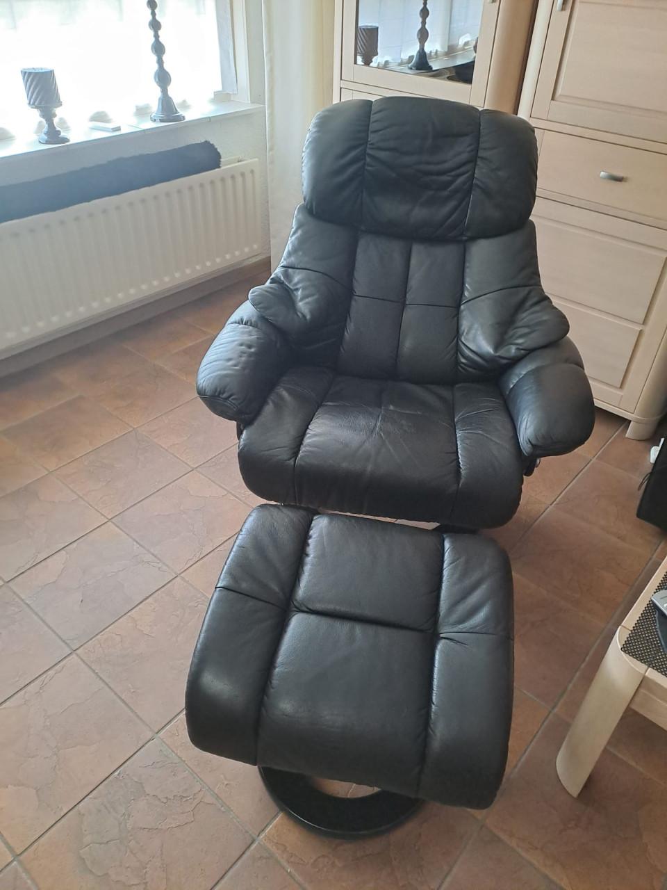 2-zits bank + 2 relaxfauteuils + 2 voetenbanken