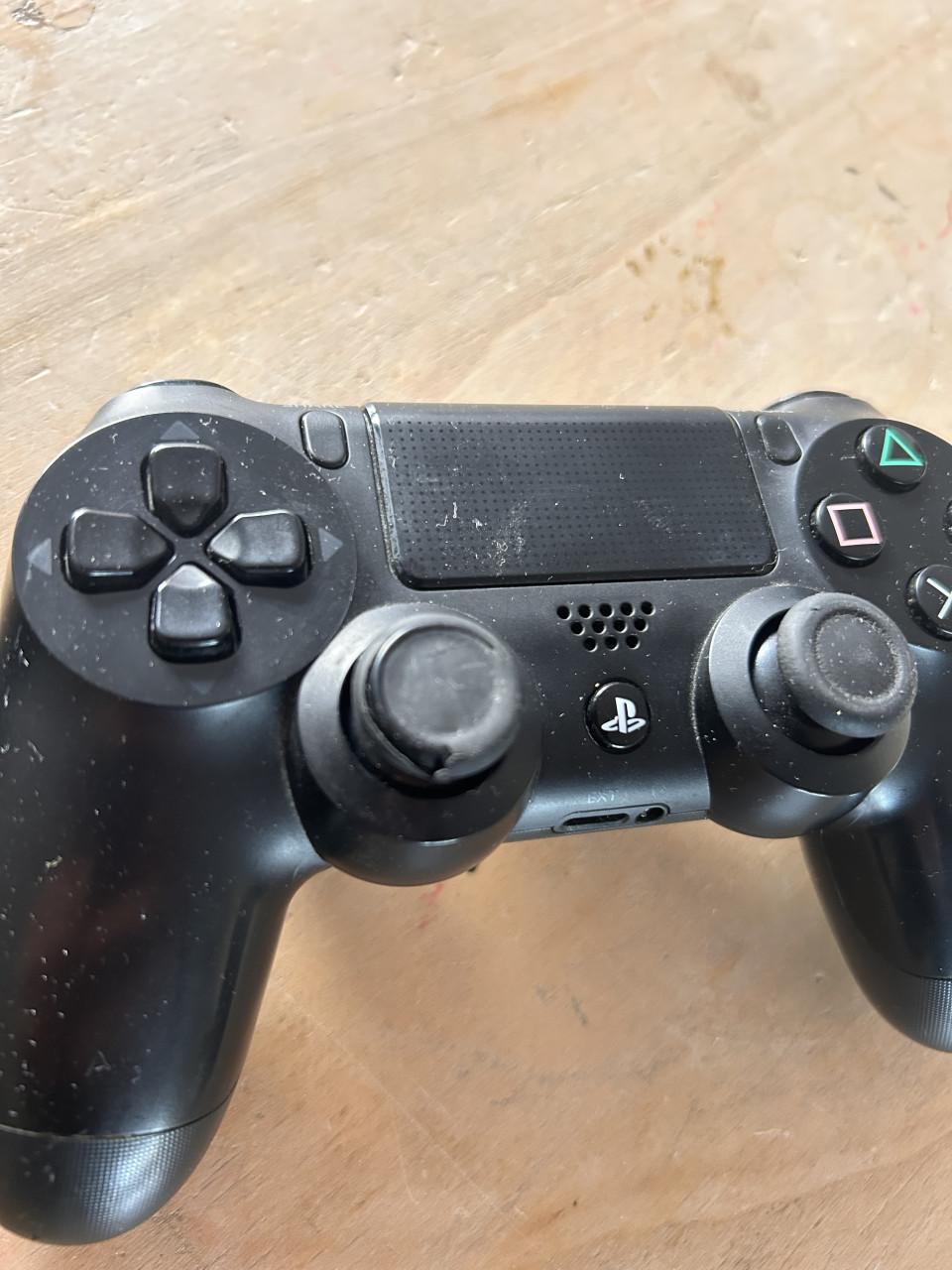 PlayStation 4 + 2 DS4 + 5 games (o.a. GTA & CoD)