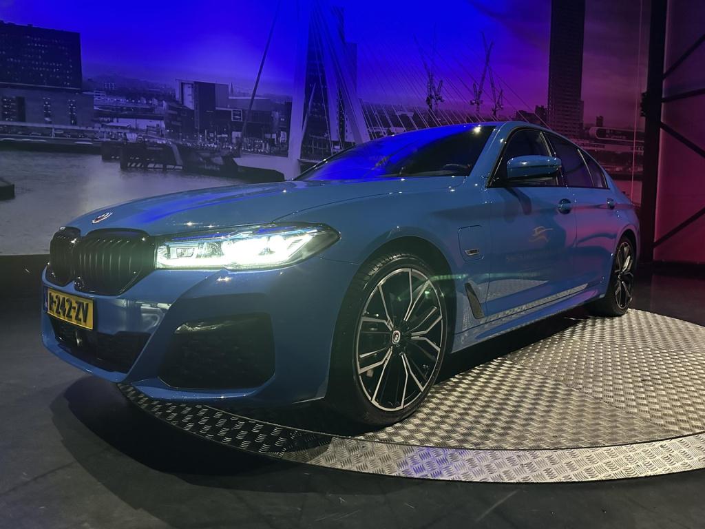BMW 5 Serie 530e business edition plus *schuifdak*laser*hud*acc*