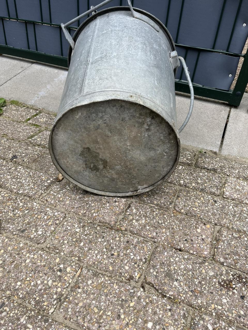 2 Vuilnisemmers staal verzinkt
