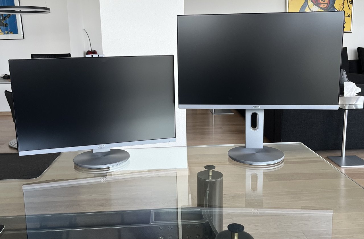 TE KOOP 2X 24” AOC MONITOREN