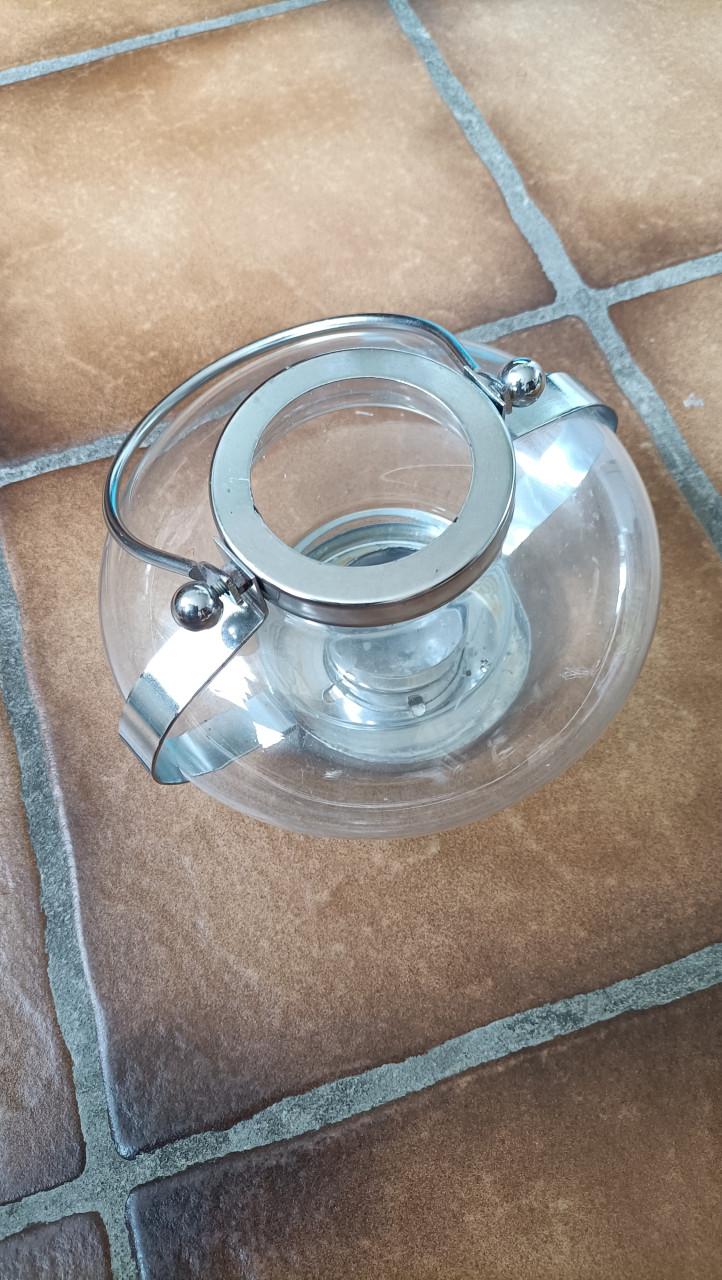 Glazen waxinelichthouder / windlicht. Met hengsel om hem op te hangen.