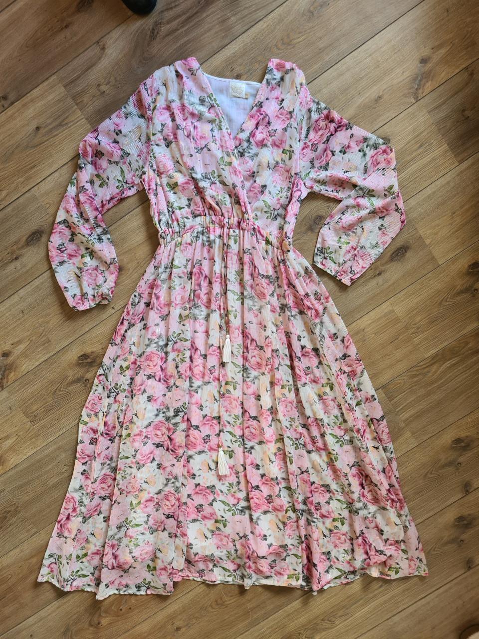 Maxi jurk met Roze bloemenprint en lange mouwen. Mt M-L