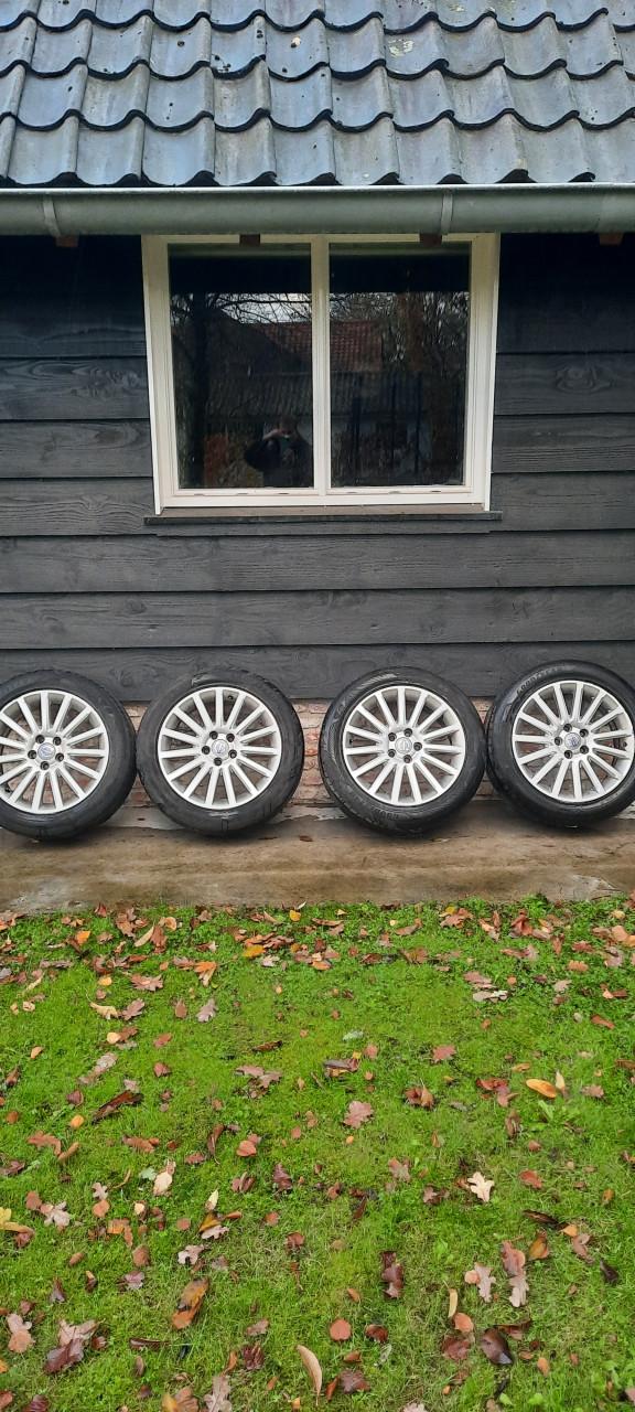 Volvo lichtmetalen velgen met zomerbanden