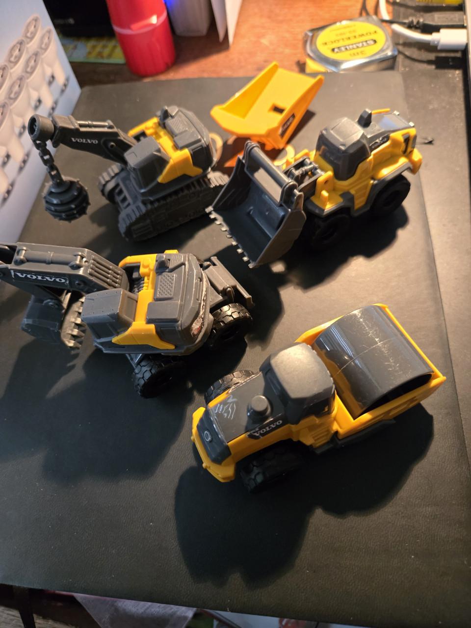 5 speelgoedvoertuigen van de Dickie Toys Volvo Micro Workers set.