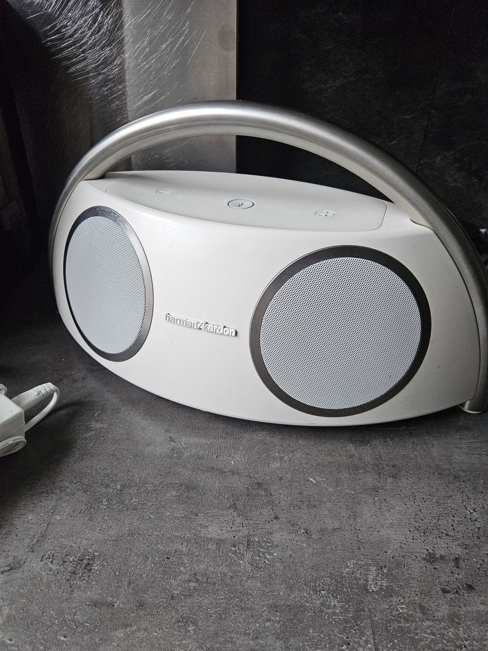 Zgan prachtige witte harman kardon go en play bluetooth speaker...