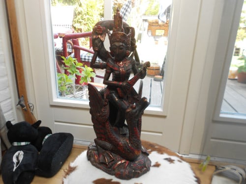 Balinees houtsnijwerk beeld godin Sarawati polychroom hout