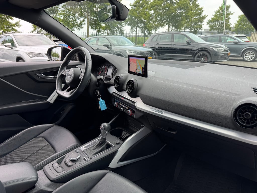Audi Q2 1.4 tfsi cod s-line * panoramadak * trekhaak * 1e eigenaar