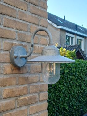 2 Gegalvaniseerde buitenlampen met glazen kap