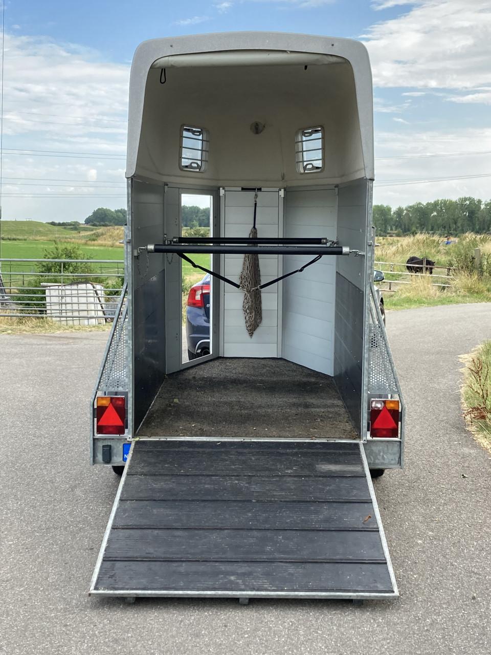 1 1/2 paards trailer te huur