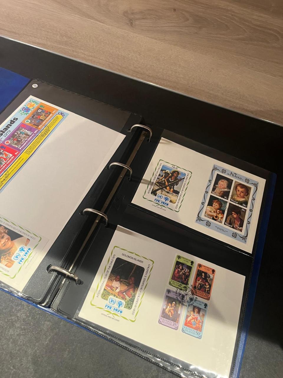 Album met enveloppen 'Jaar van het kind 1979'