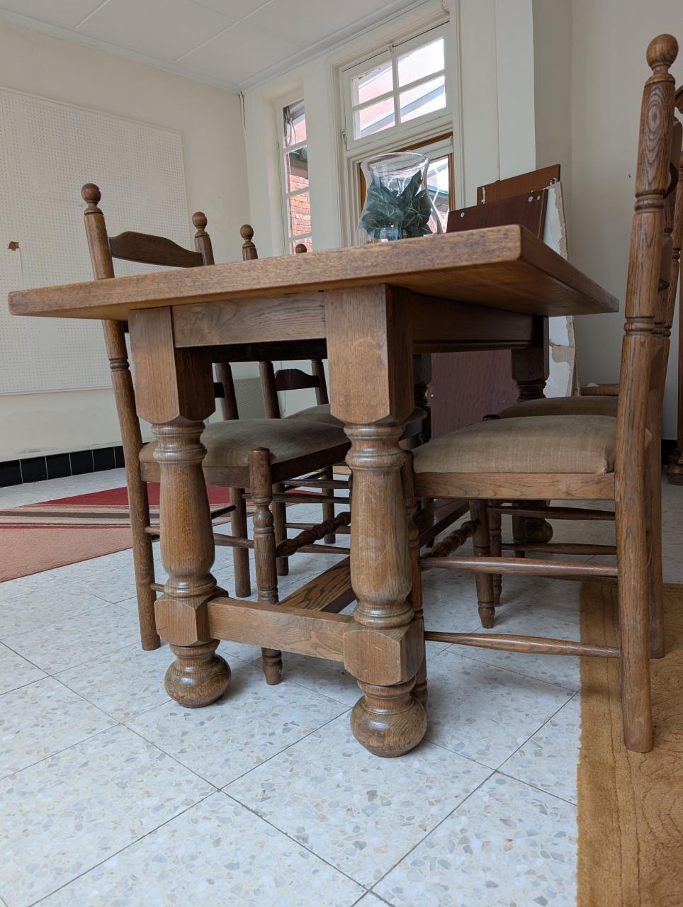 Tafel met 4 stoelen