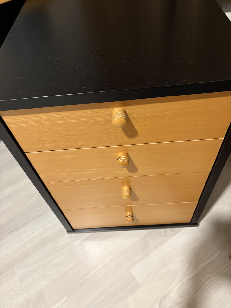 Bureau met lade blok en tafel.