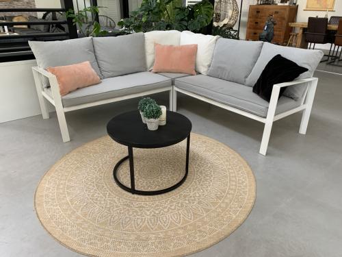 Wit aluminium loungeset, met schone kussens, en tafel.