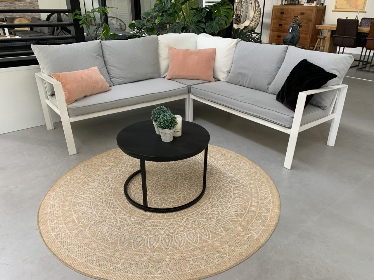 Wit aluminium loungeset, met schone kussens, en tafel.