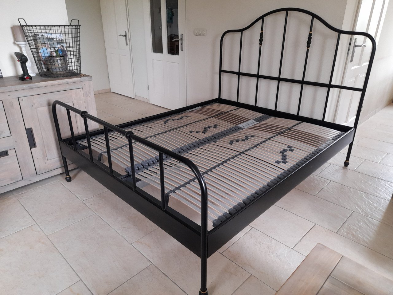 Prachtig metalen bed 160 x 200 met bossflex lattenbodems (in goede staat)