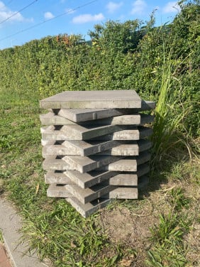 Zwarte terrastegels 60x60x5cm 14 stuks. €10,- totaal