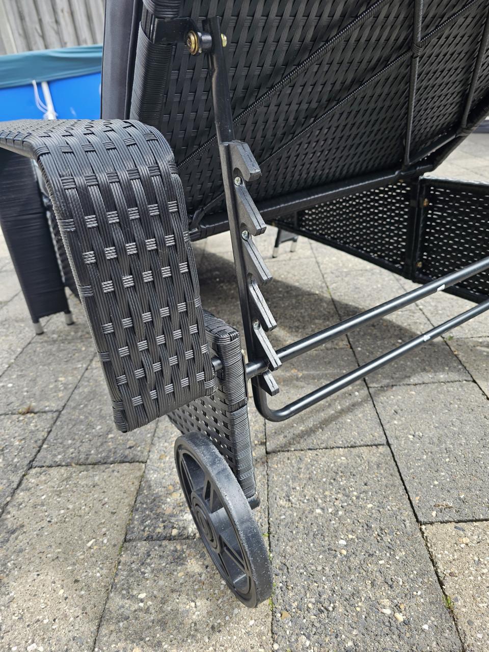 Groot stevig ligbed ligstoel