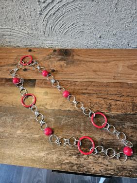 Prachtige jaren 70 lange ketting met rode ringen en kralen