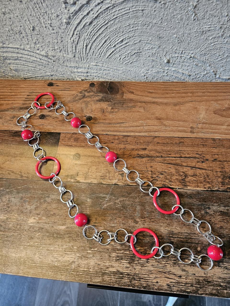 Prachtige jaren 70 lange ketting met rode ringen en kralen