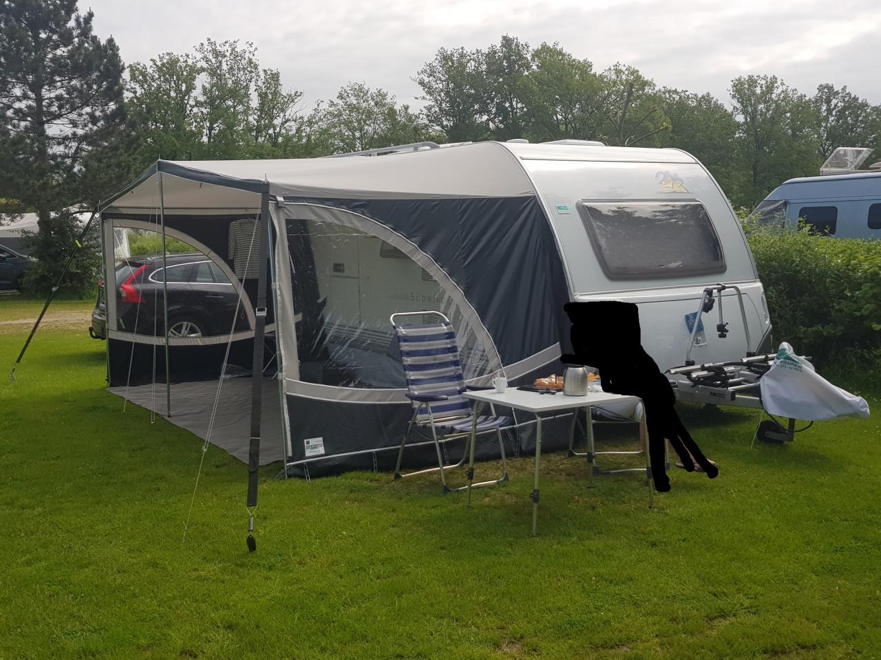 Zeer goed onderhouden en complete KNAUS 420QD Sudwind caravan te koop.