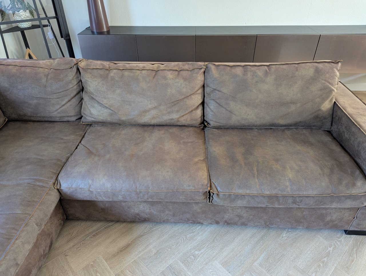 Stoere bruine hoekbank te koop