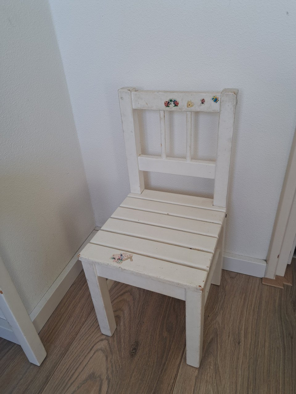 Kindertafel met twee stoeltjes