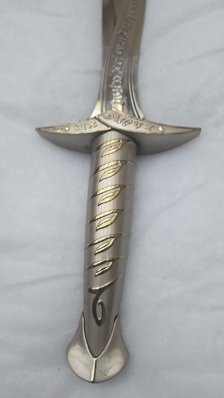 Lord of the Rings Sting Zwaard met Houten Plaque