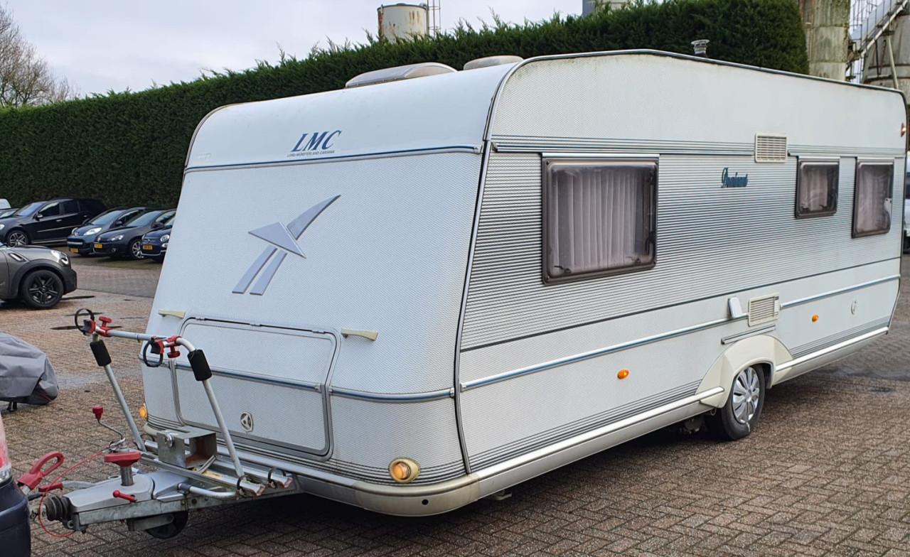 LMC 560 Dominant met voortent en mover (lengtebedden)