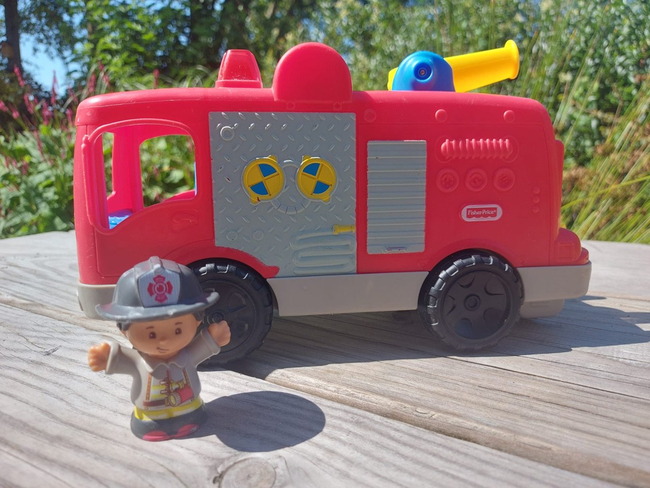 Mooie Fisher Price Little People Brandweerwagen met brandweerman