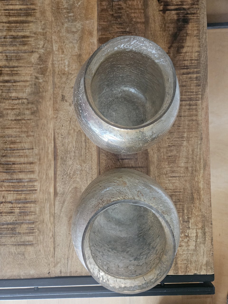 2 brons/goud kleurige vazen
