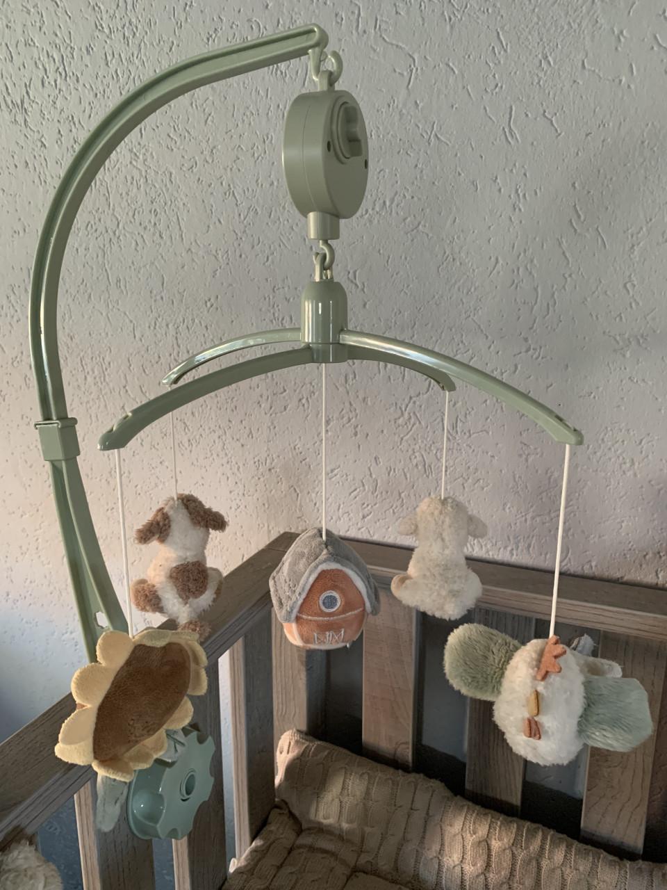 Box met boxkleed, babynest, muziekmobiel en boxring