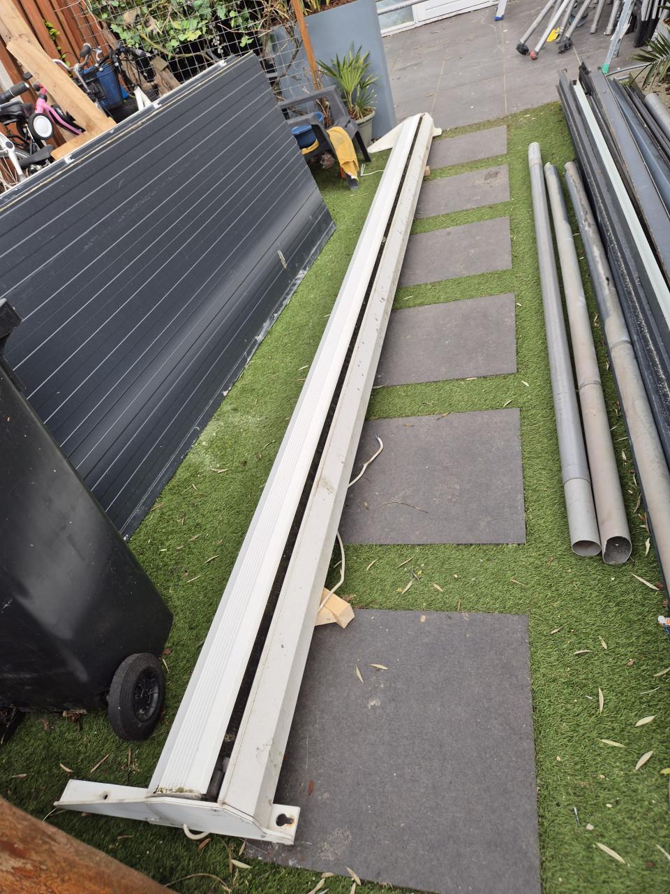 Elektrisch bedienbare zonnescherm.