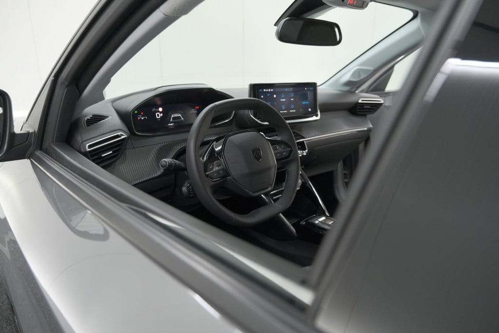 Peugeot 208 hybrid 100 e-dcs6 allure | camera | keyless entry | apple carpl