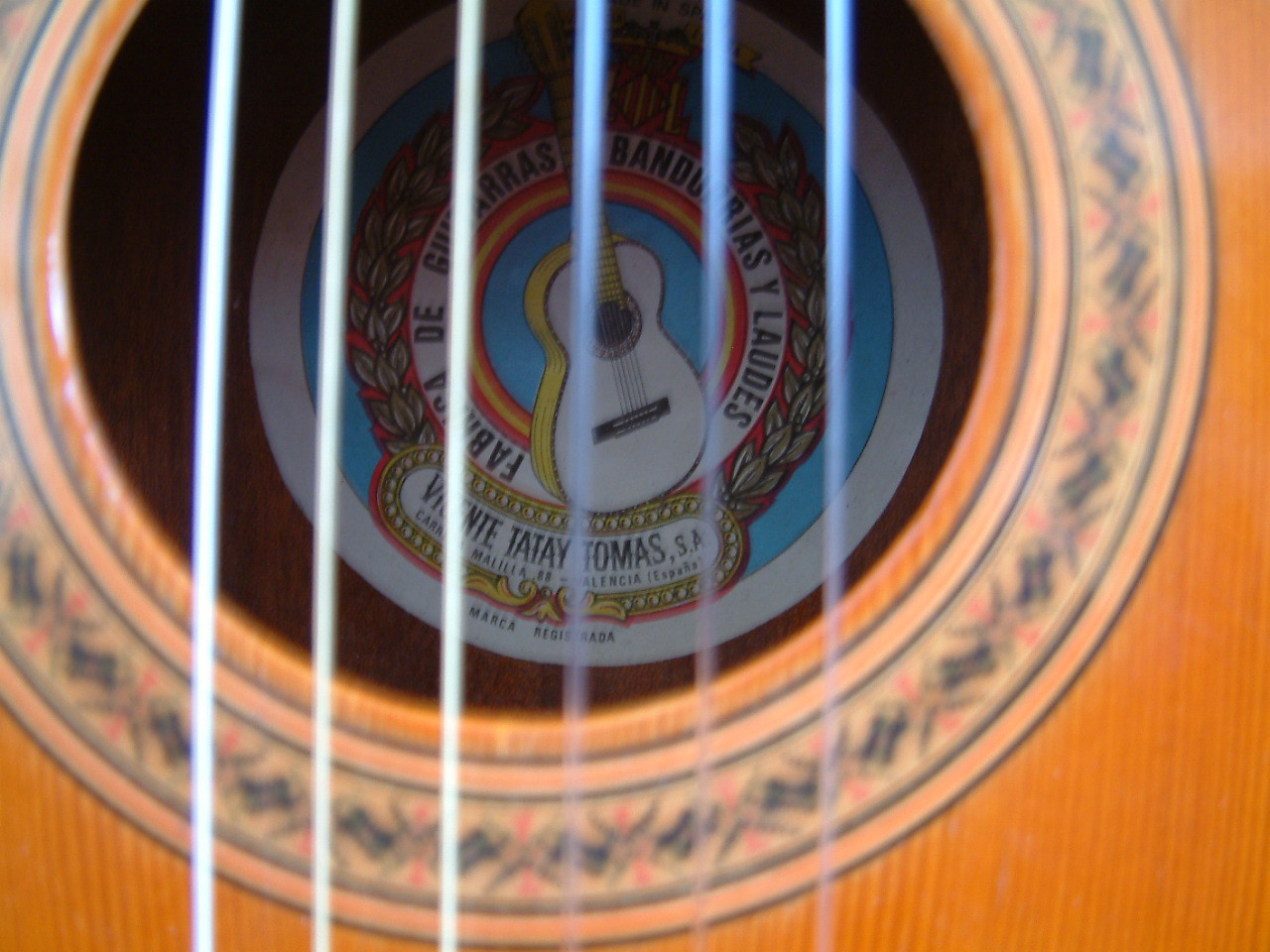 Goede oudere klassieke gitaar   Spaanse gitaar  met nog de sleufschroefjes