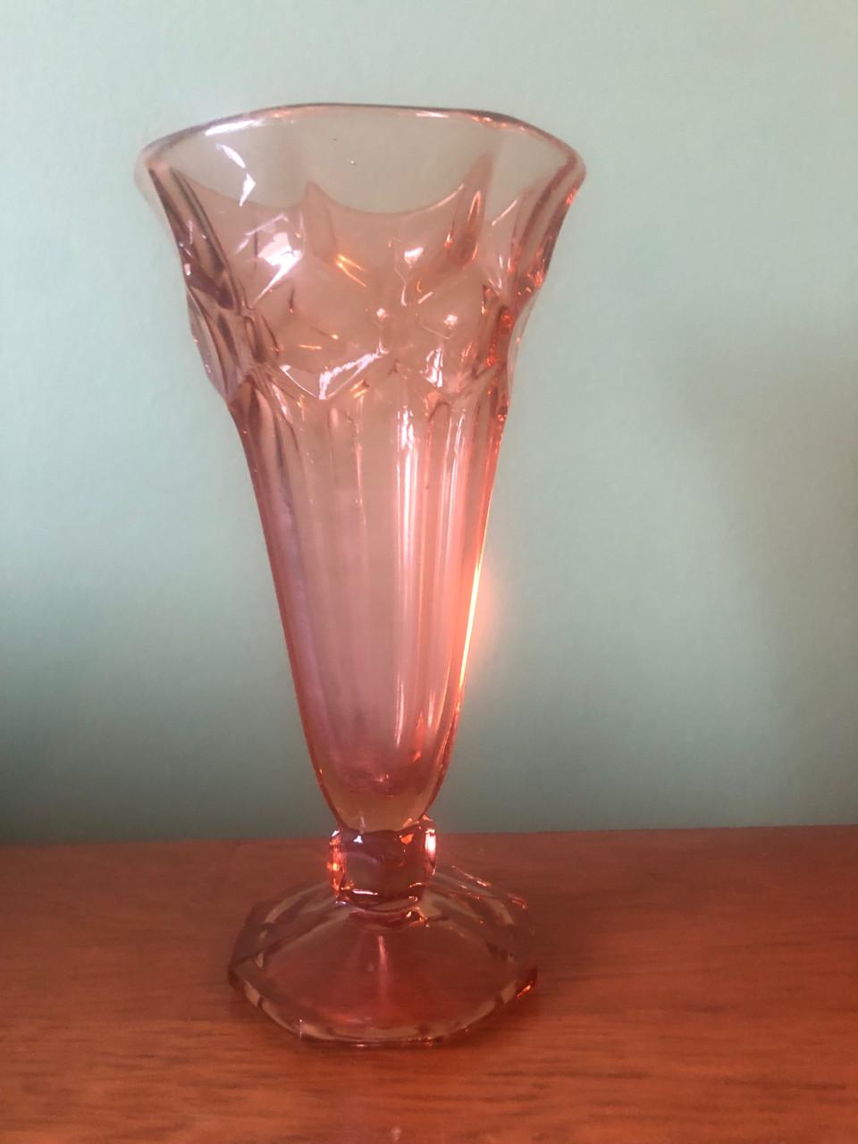 Vintage Roze Glazen Vaas - Elegant en Tijdloos