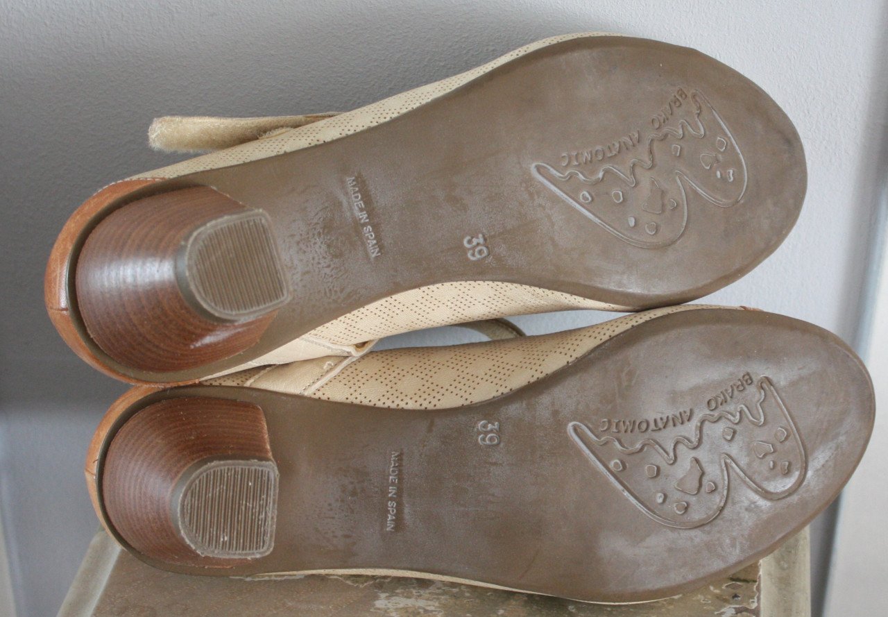 Beige pumps met goudkleurige neus  maat 39